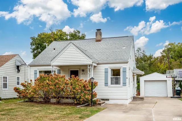 $130,000 | 2011 West Richwoods Boulevard, Peoria, IL 61604