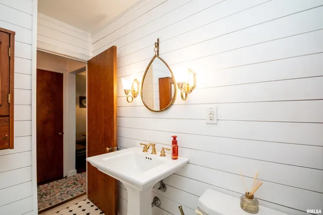 $130,000 | 2011 West Richwoods Boulevard, Peoria, IL 61604