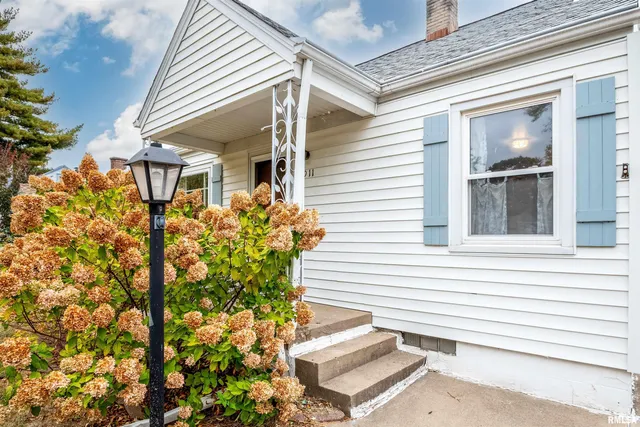 $130,000 | 2011 West Richwoods Boulevard, Peoria, IL 61604