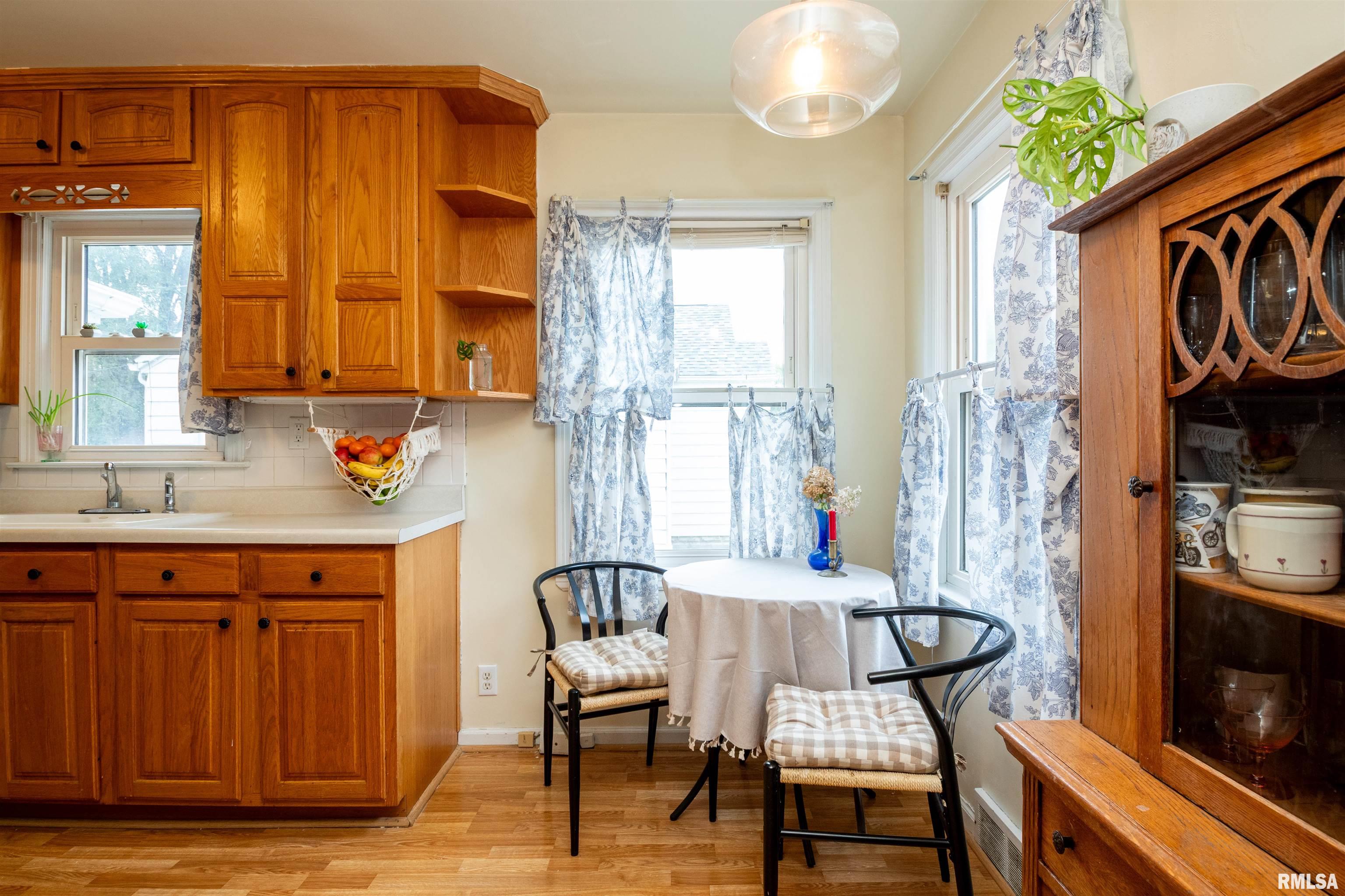 2011 West Richwoods Boulevard Peoria, IL 61604 - Photo 7 of 41