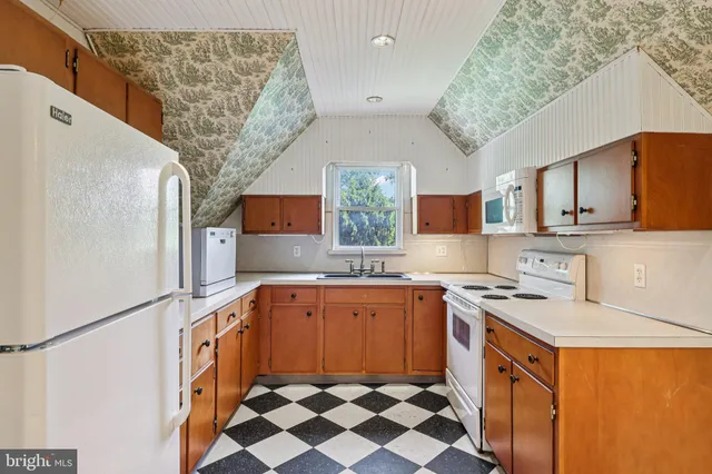 $2,000 | 1420 Pennsylvania Avenue, Berwyn, PA 19312