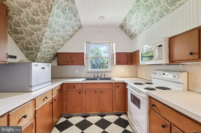 $2,000 | 1420 Pennsylvania Avenue, Berwyn, PA 19312