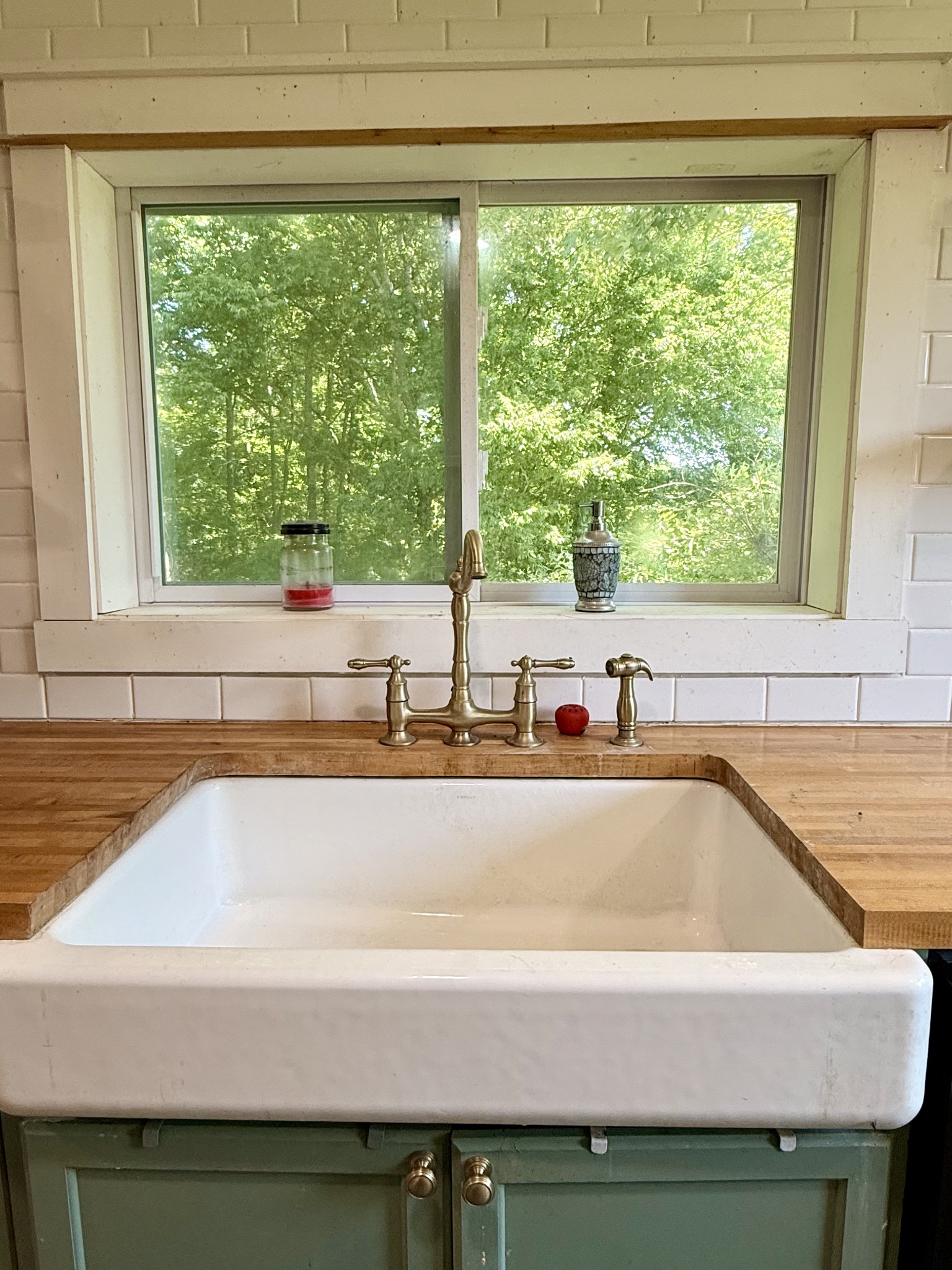374 State Line Road Loretto, TN 38469 - Photo 7 of 24 a bathroom with a bathtub and window