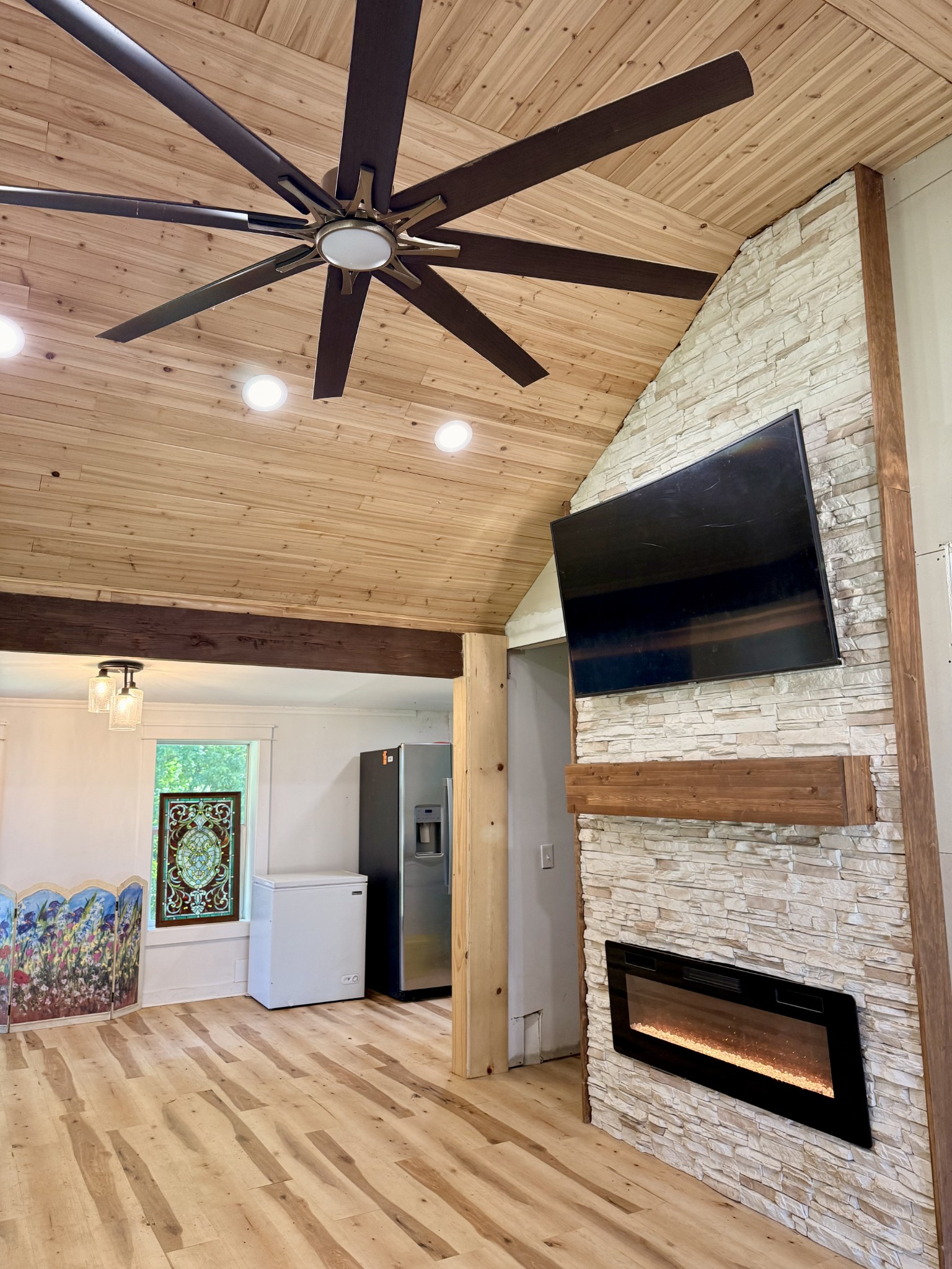 374 State Line Road Loretto, TN 38469 - Photo 10 of 24 a view of a livingroom with an outdoor space