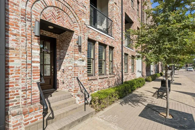 $725,000 | 561 South Cesar Chavez Boulevard, Dallas, TX 75201