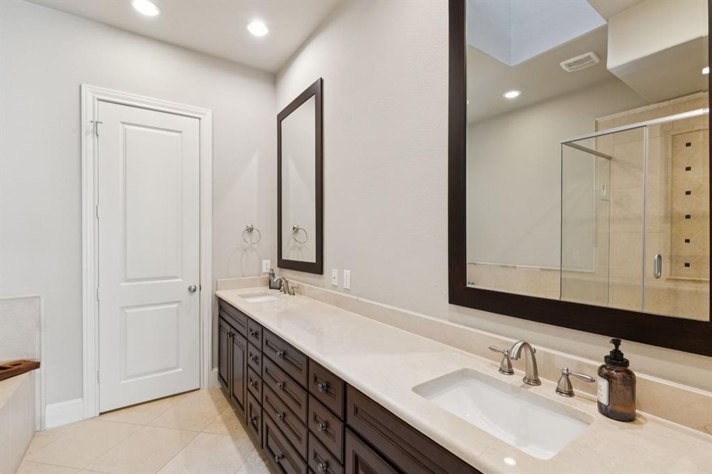 561 South Cesar Chavez Boulevard Dallas, TX 75201 - Photo 22 of 40 a bathroom with a sink and a mirror