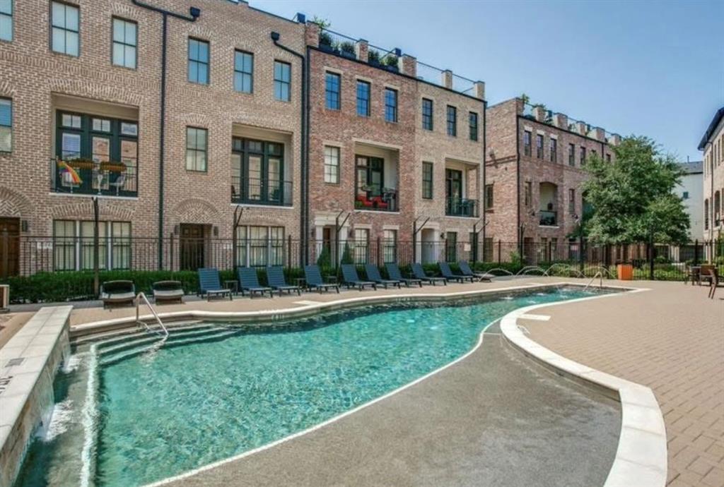 561 South Cesar Chavez Boulevard Dallas, TX 75201 - Photo 30 of 40 a front view of building with yard