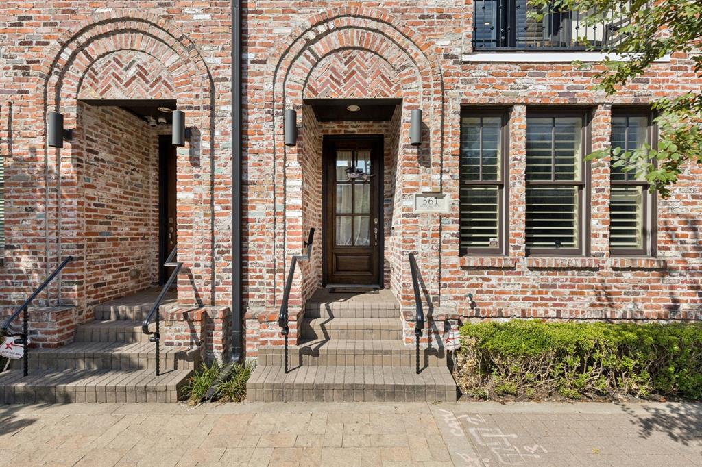 561 South Cesar Chavez Boulevard Dallas, TX 75201 - Photo 3 of 40 a front view of a house with a garden