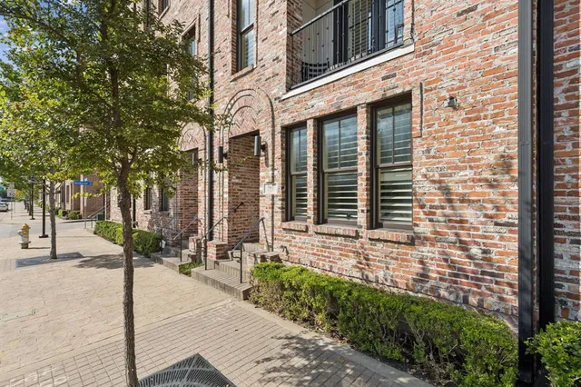 $725,000 | 561 South Cesar Chavez Boulevard, Dallas, TX 75201