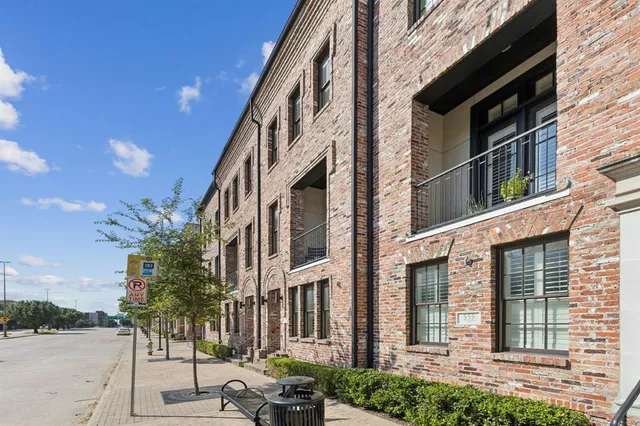 $725,000 | 561 South Cesar Chavez Boulevard, Dallas, TX 75201