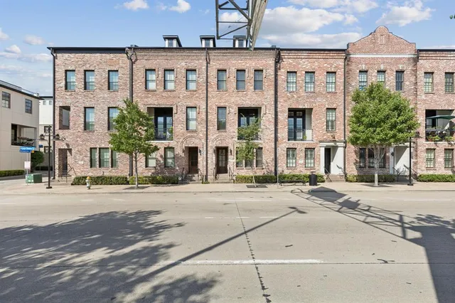 $725,000 | 561 South Cesar Chavez Boulevard, Dallas, TX 75201