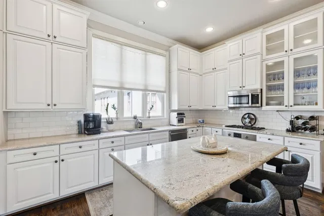 $725,000 | 561 South Cesar Chavez Boulevard, Dallas, TX 75201