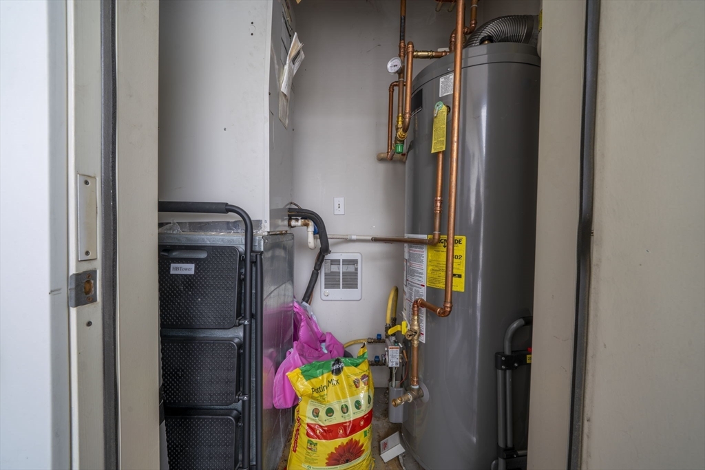 21 Hampshire Road, Unit 412 Methuen, MA 01844 - Photo 30 of 37 a utility room with dryer and washer