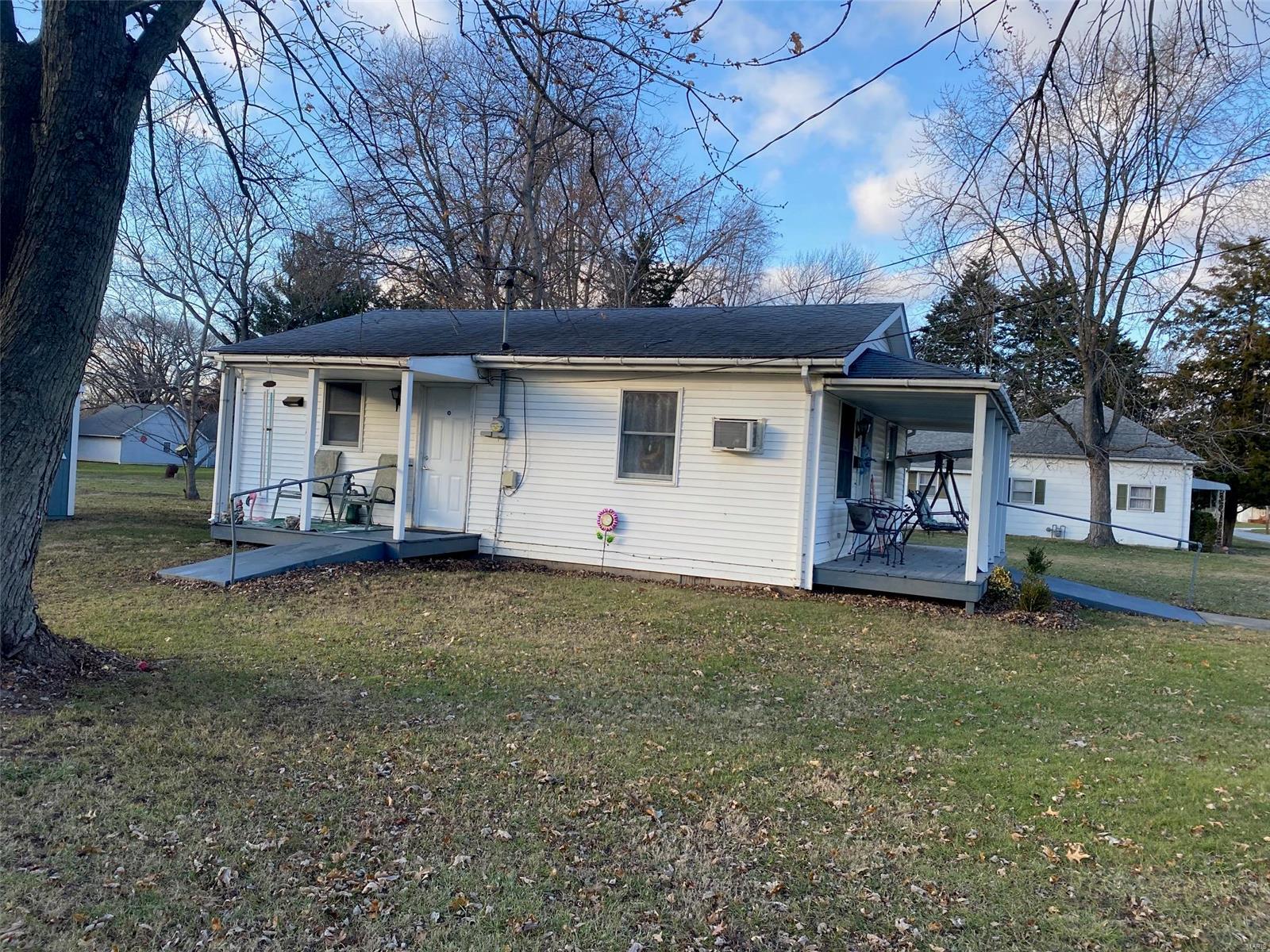 580 South Spruce Street Nokomis, IL 62075 - Photo 4 of 20