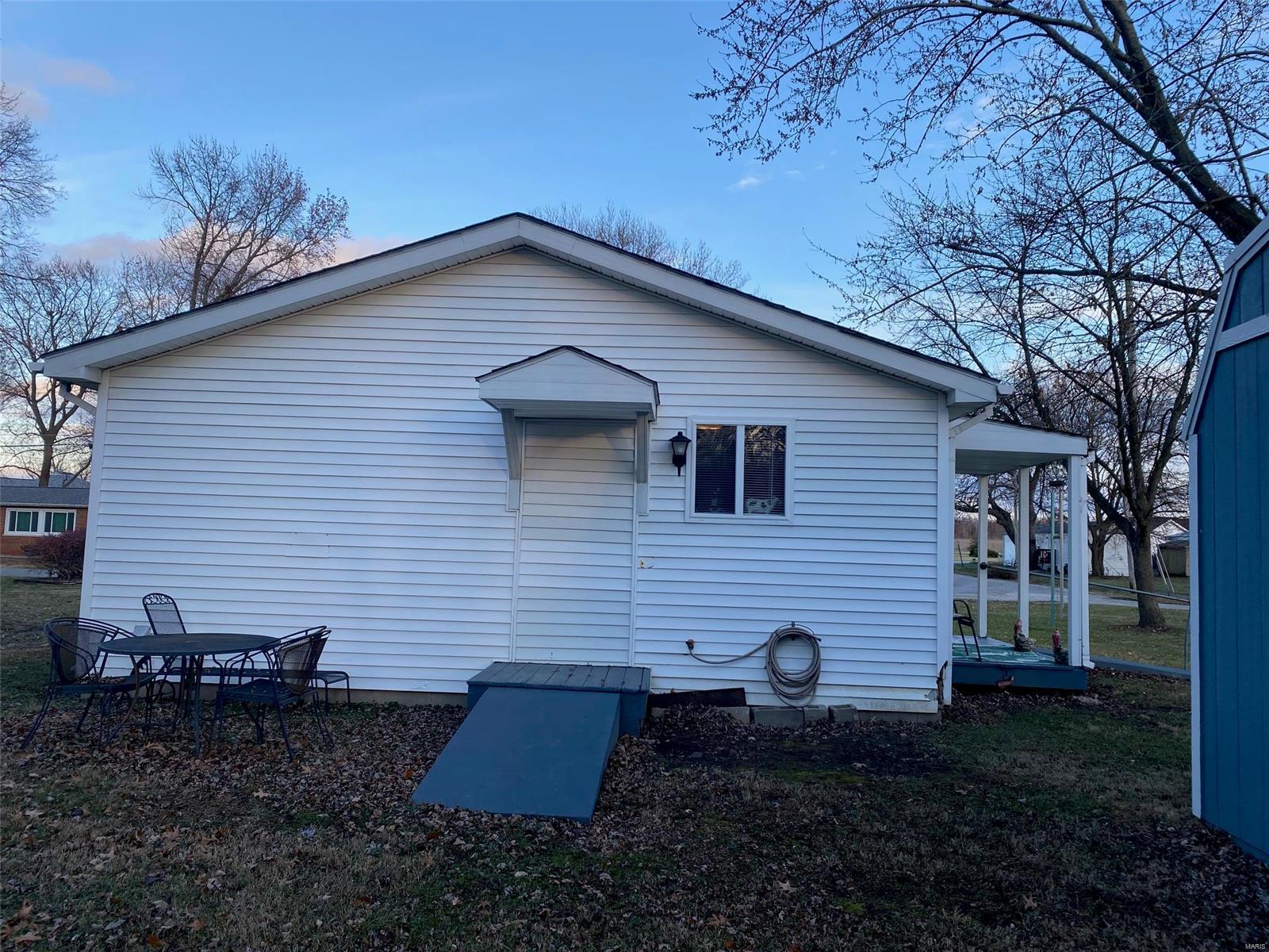 580 South Spruce Street Nokomis, IL 62075 - Photo 5 of 20