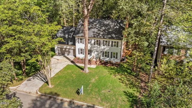 a view of an house with backyard