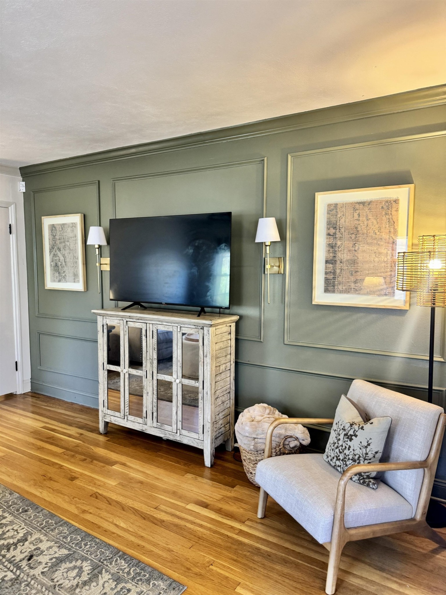 240 Avon Road Memphis, TN 38117 - Photo 6 of 27 a living room with furniture and a flat screen tv