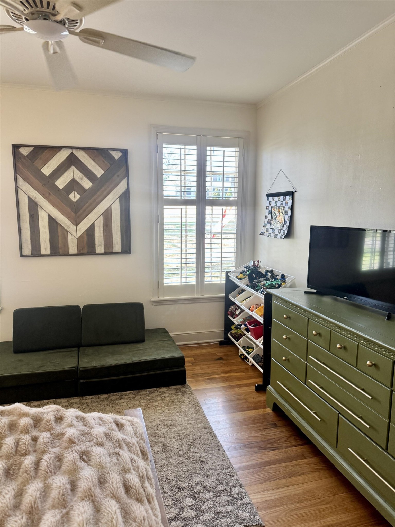 240 Avon Road Memphis, TN 38117 - Photo 8 of 27 a living room with furniture and a flat screen tv