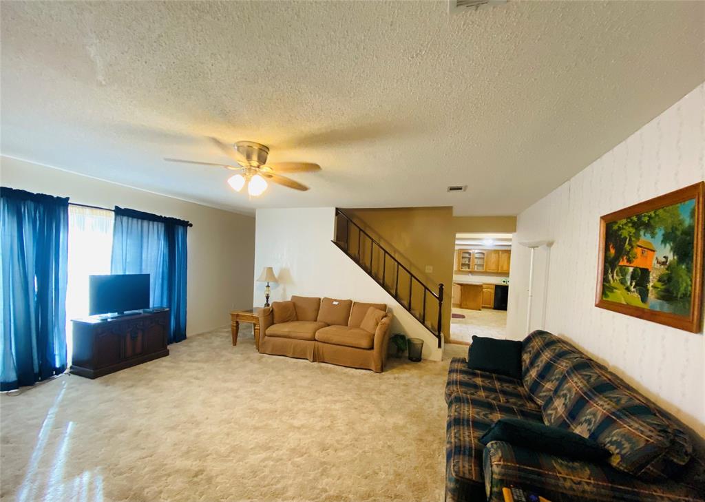 806 North 10th Street Haskell, TX 79521 - Photo 2 of 16 a living room with furniture