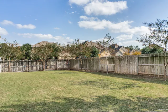 a view of a yard with a house