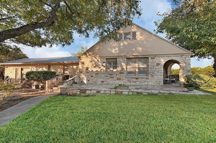 1102 West 4th Street Lampasas, TX 76550 - Photo 2 of 40