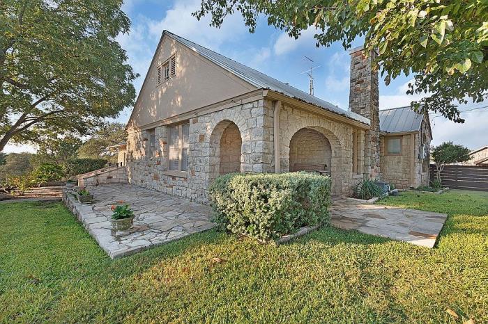 1102 West 4th Street Lampasas, TX 76550 - Photo 3 of 40