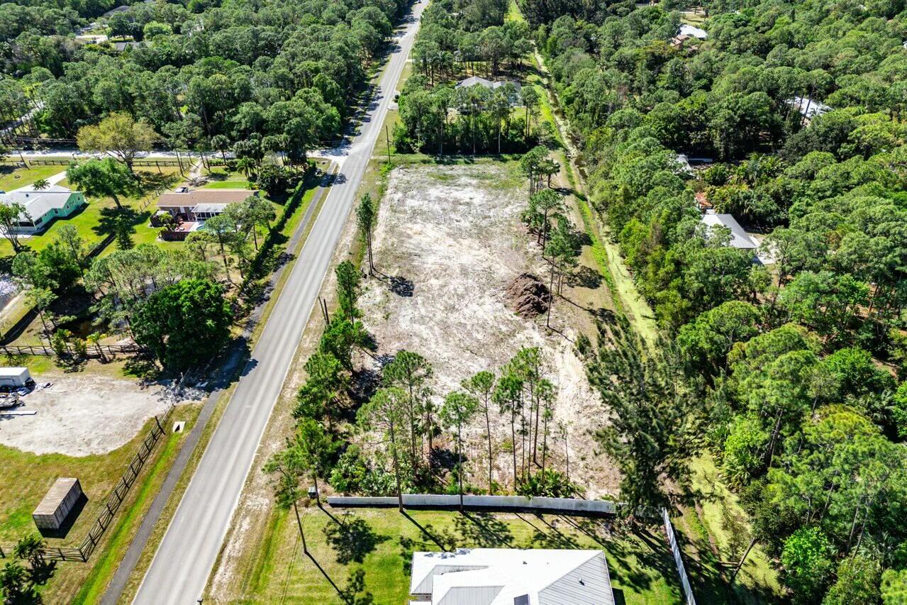 7160 Mellen Lane North Jupiter, FL 33478 - Photo 10 of 15 a view of a garden with plants