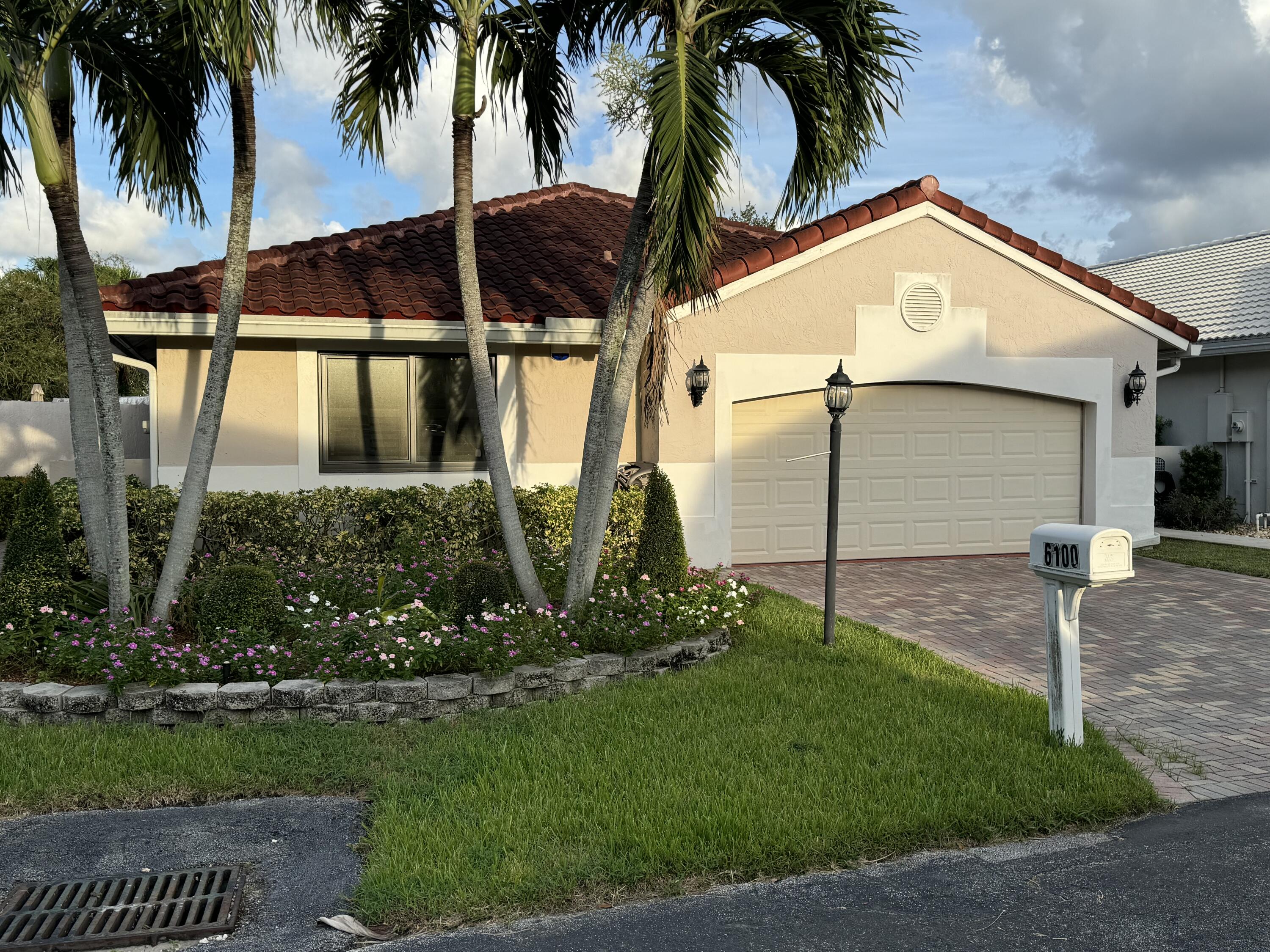 6100 Manchester Lane Davie, FL 33331 - Photo 4 of 30 a view of a house with a swimming pool