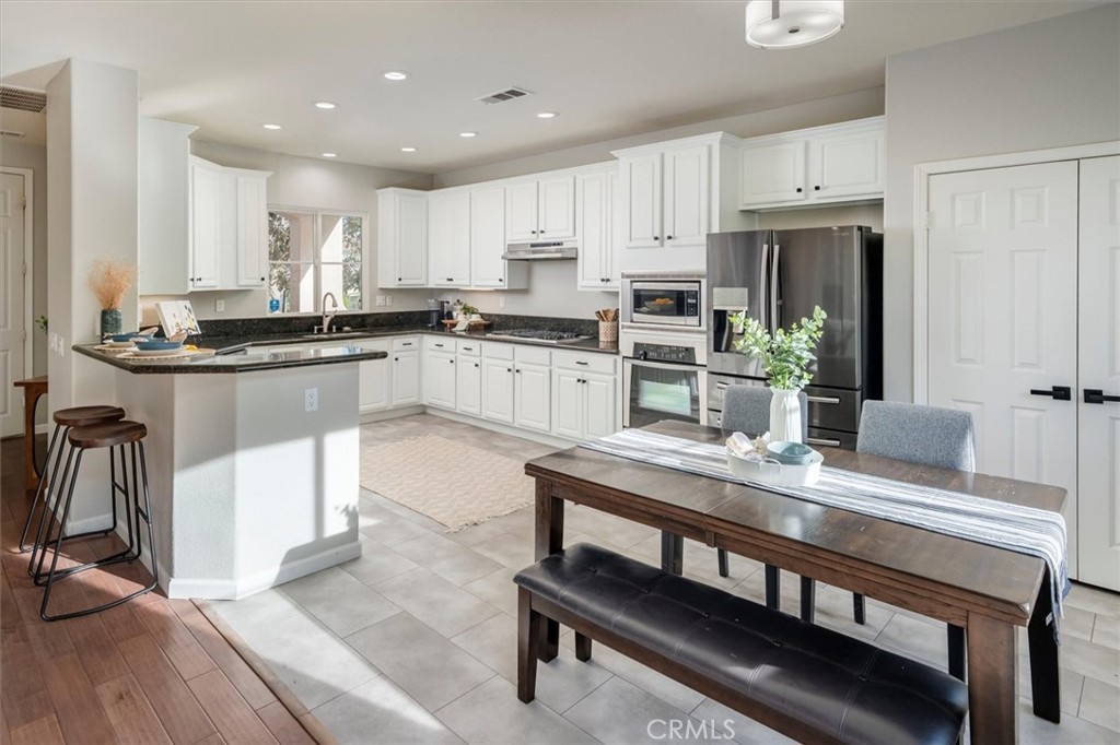 19944 Christopher Lane Saugus, CA 91350 - Photo 11 of 25