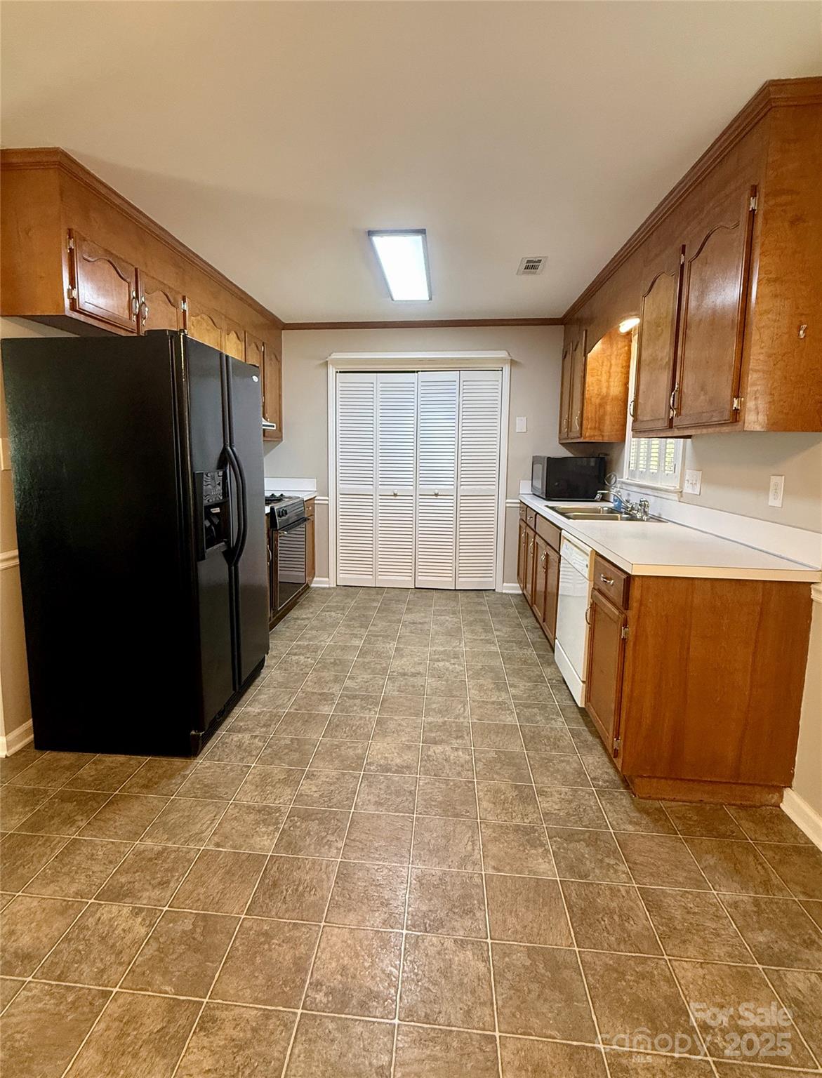 2238 Swain Court Gastonia, NC 28054 - Photo 8 of 27 a large kitchen with a stove a refrigerator and a sink