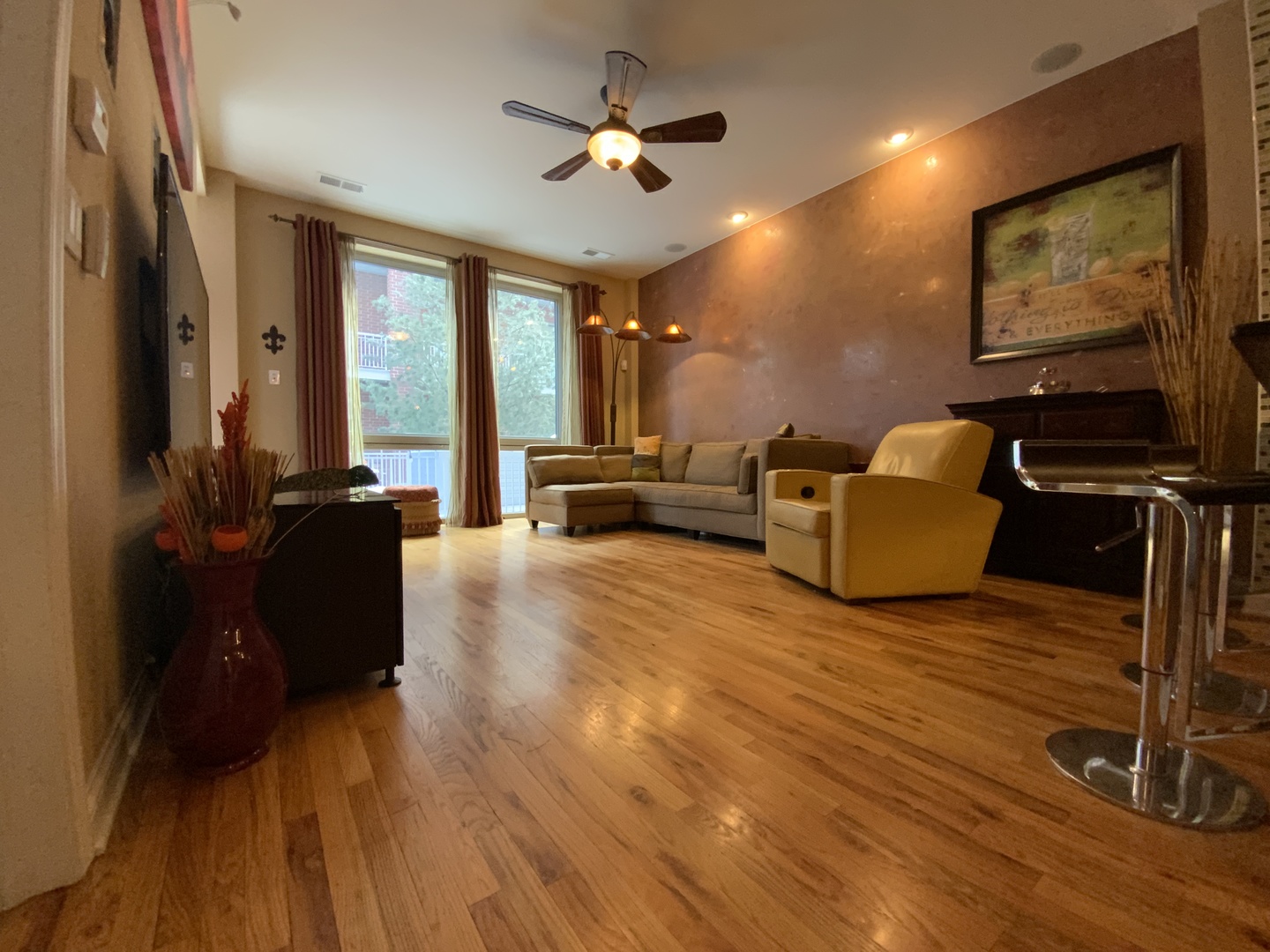 2025 South Indiana Avenue, Unit 209 Chicago, IL 60616 - Photo 20 of 49 a living room with furniture and a flat screen tv