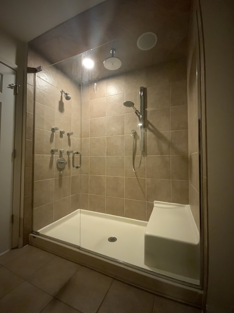 2025 South Indiana Avenue, Unit 209 Chicago, IL 60616 - Photo 31 of 49 a bathroom with a bathtub