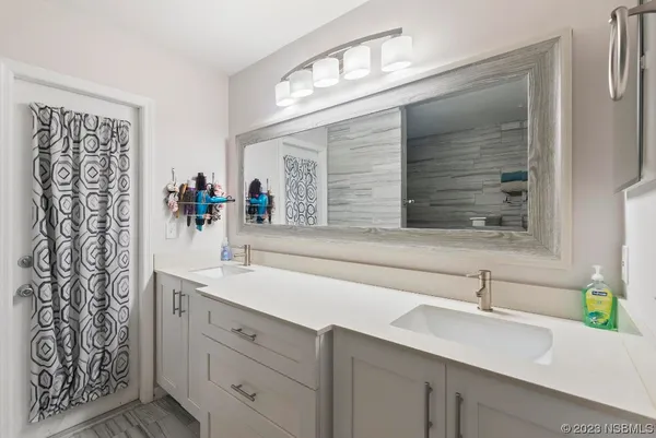 a view of an house with backyard and garden