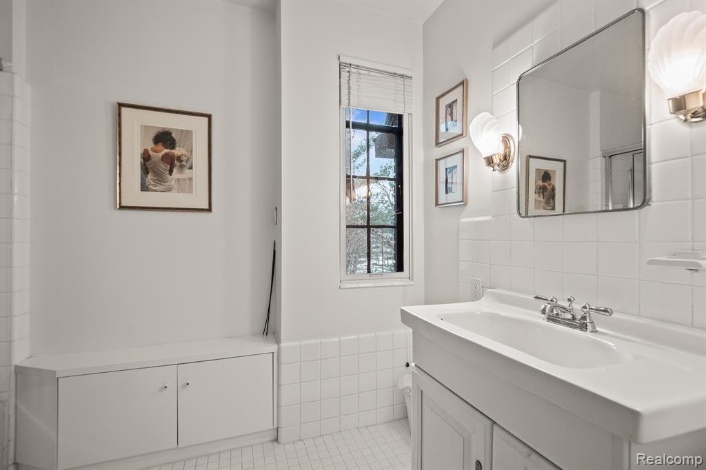 1370 Country Club Road Bloomfield Hills, MI 48304 - Photo 22 of 39 Gallery Image 22