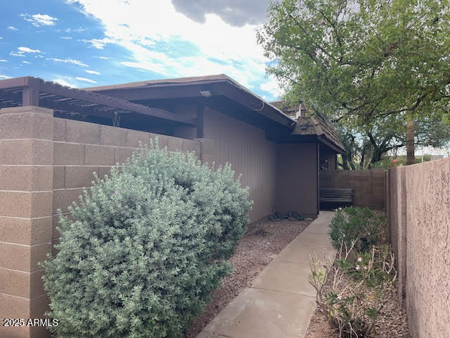 1827 East Kirkland Lane, Unit D Tempe, AZ 85288 - Photo 4 of 21 a backyard of a house with lots of green space