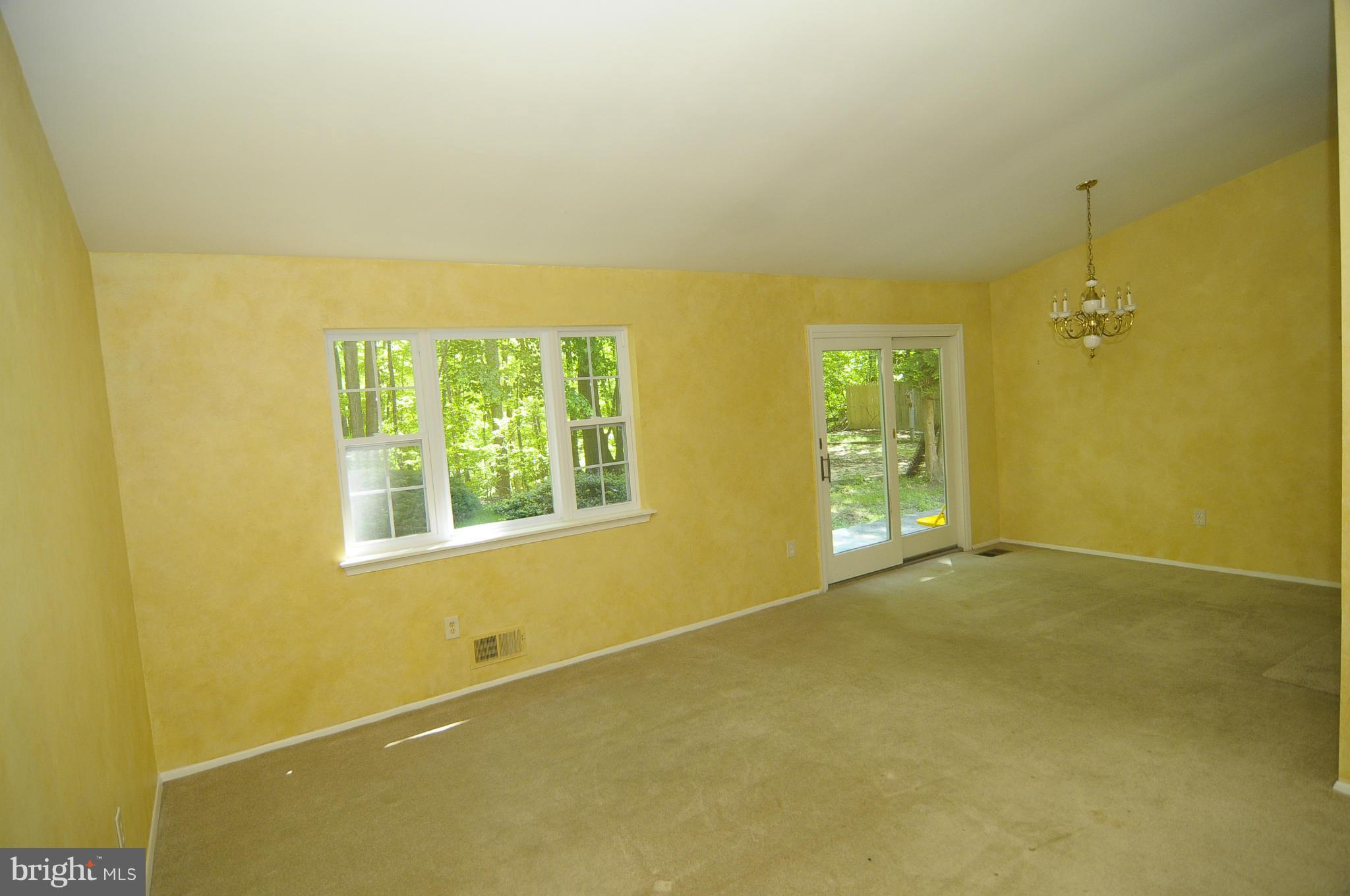 14321 Piccadilly Road Silver Spring, MD 20906 - Photo 12 of 30 Living Room