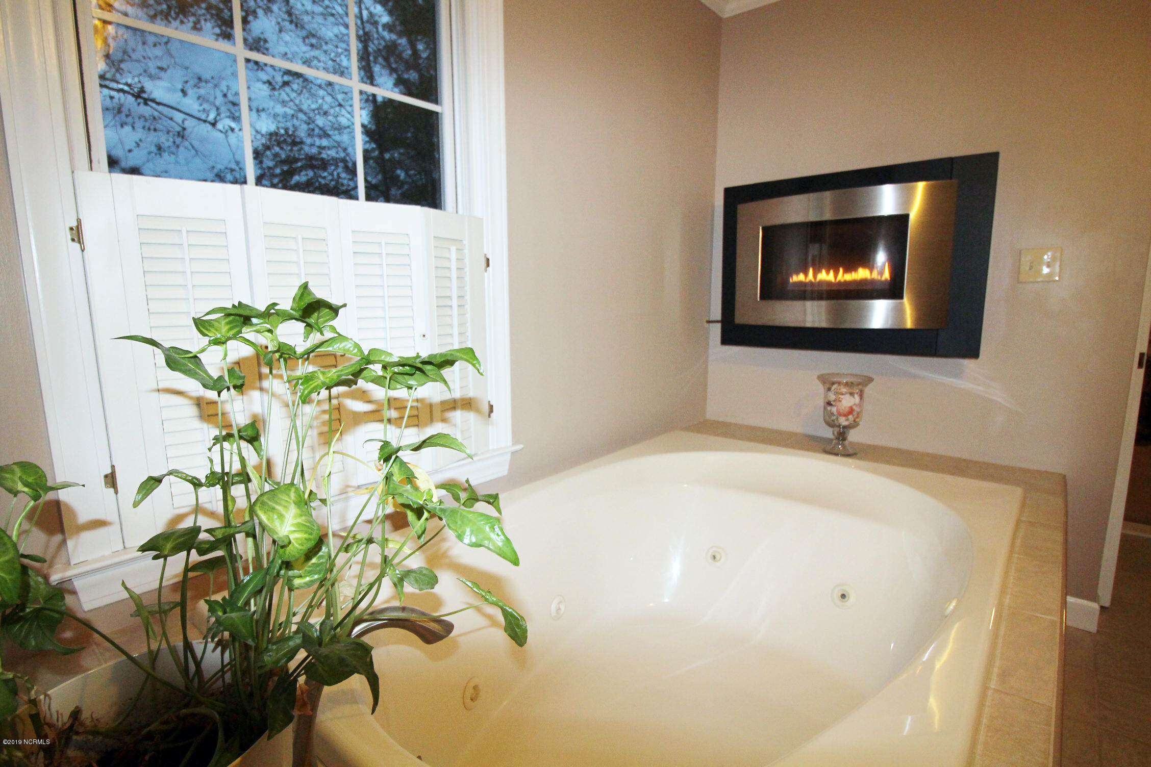 110 South Reed Drive Washington, NC 27889 - Photo 18 of 43 10 jetted soaking tub for 2 w FP