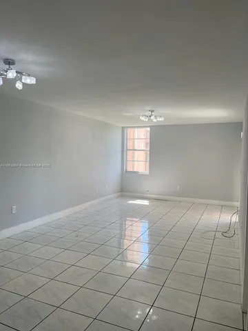 $1,950 | 1900 West 68th Street, Unit F307, Hialeah, FL 33014