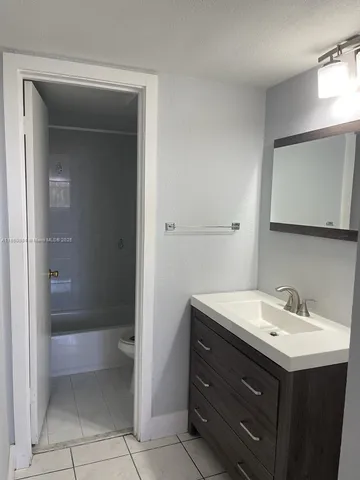$1,950 | 1900 West 68th Street, Unit F307, Hialeah, FL 33014