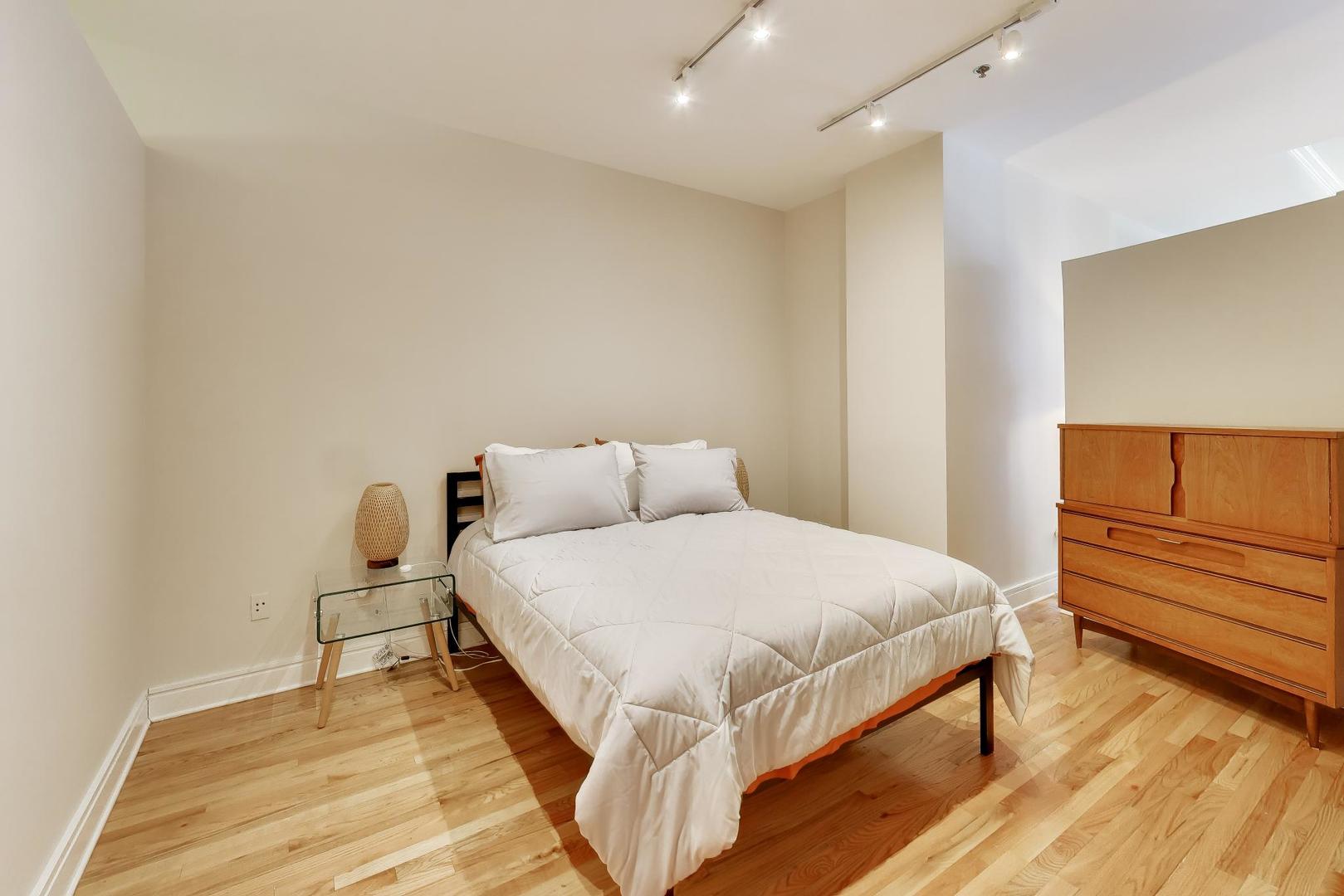 212 West Washington Street, Unit 908 Chicago, IL 60606 - Photo 12 of 32 a bed room with a bed and with chair
