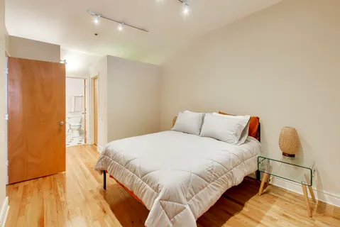 $330,000 | 212 West Washington Street, Unit 908, Chicago, IL 60606