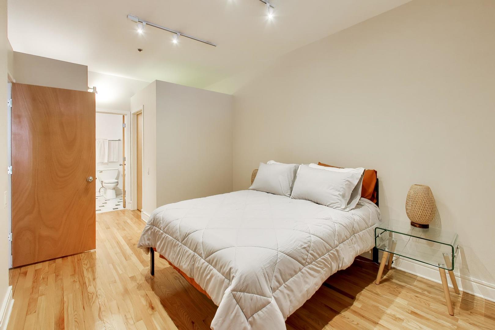 212 West Washington Street, Unit 908 Chicago, IL 60606 - Photo 14 of 32 a bedroom with a bed and a painting on the wall