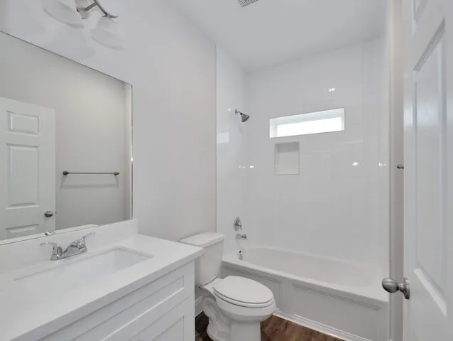 $1,395 | 430 Schmidt Road, Unit B4, Sealy, TX 77474