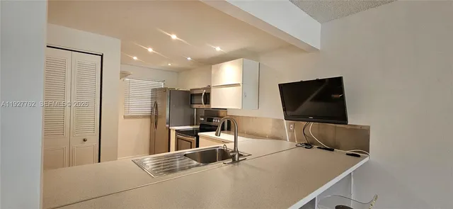 $2,250 | 9450 Poinciana Place, Unit 103, Davie, FL 33324