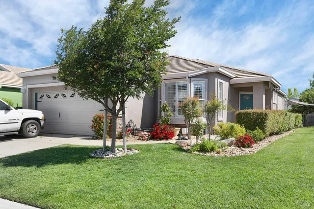 a view of a house with backyard