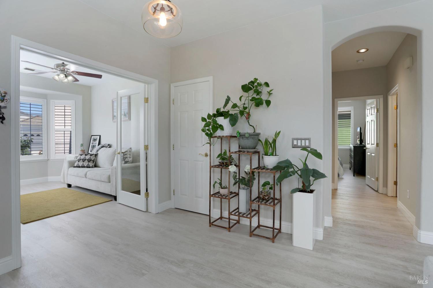 234 Cedar Ridge Drive Rio Vista, CA 94571 - Photo 8 of 33 a view of a livingroom with furniture and a potted plant