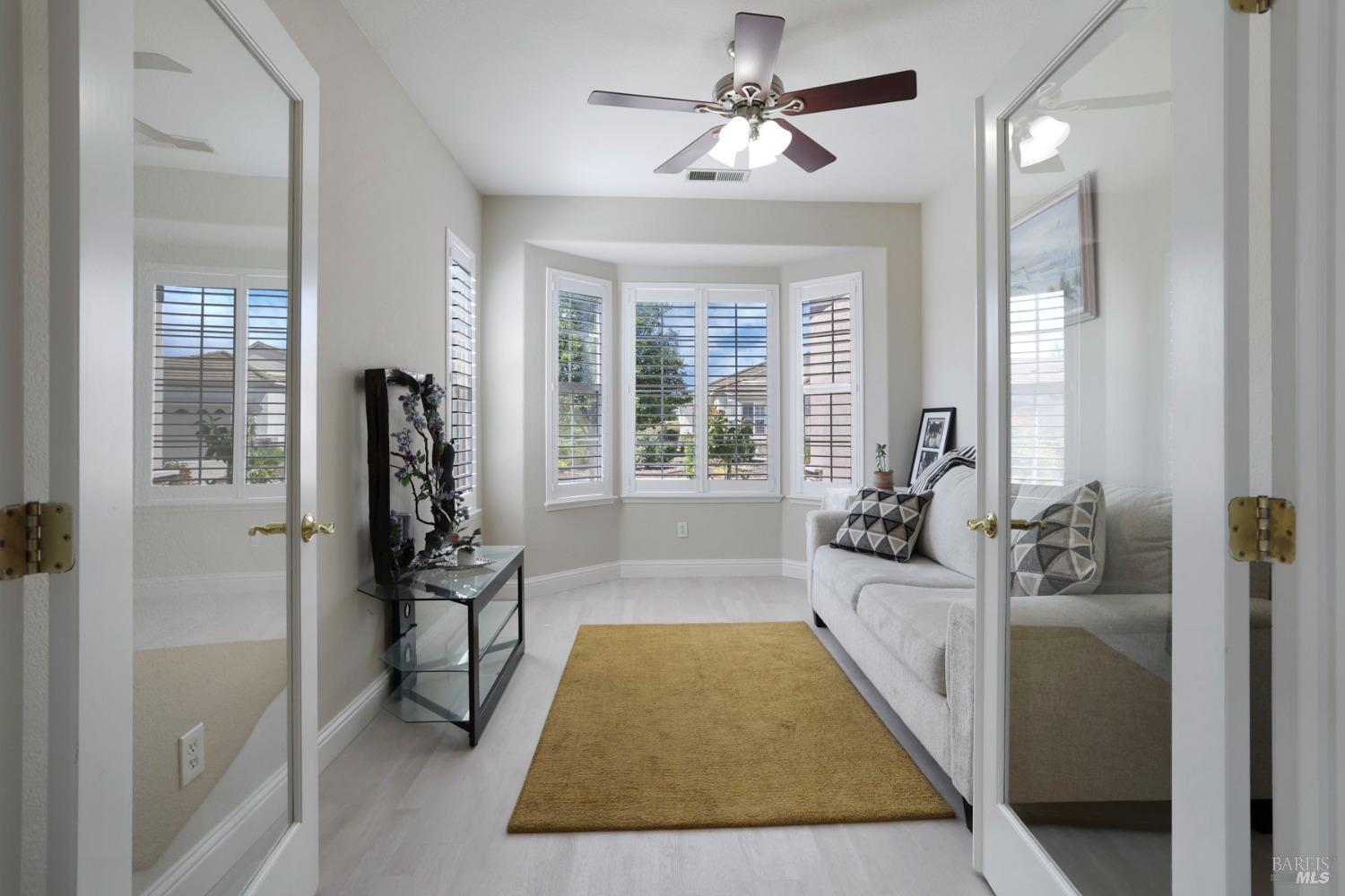 234 Cedar Ridge Drive Rio Vista, CA 94571 - Photo 9 of 33 a very nice looking room with a couch