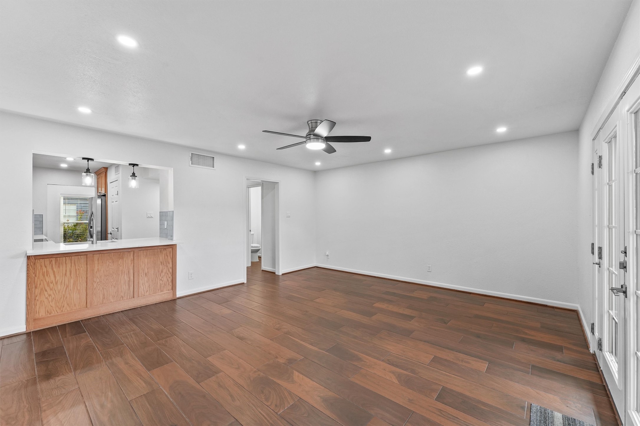 11550 Chimney Rock Road, Unit 536 Houston, TX 77035 - Photo 5 of 28 Spacious 17X16 living room with ceiling fan and recessed lighting