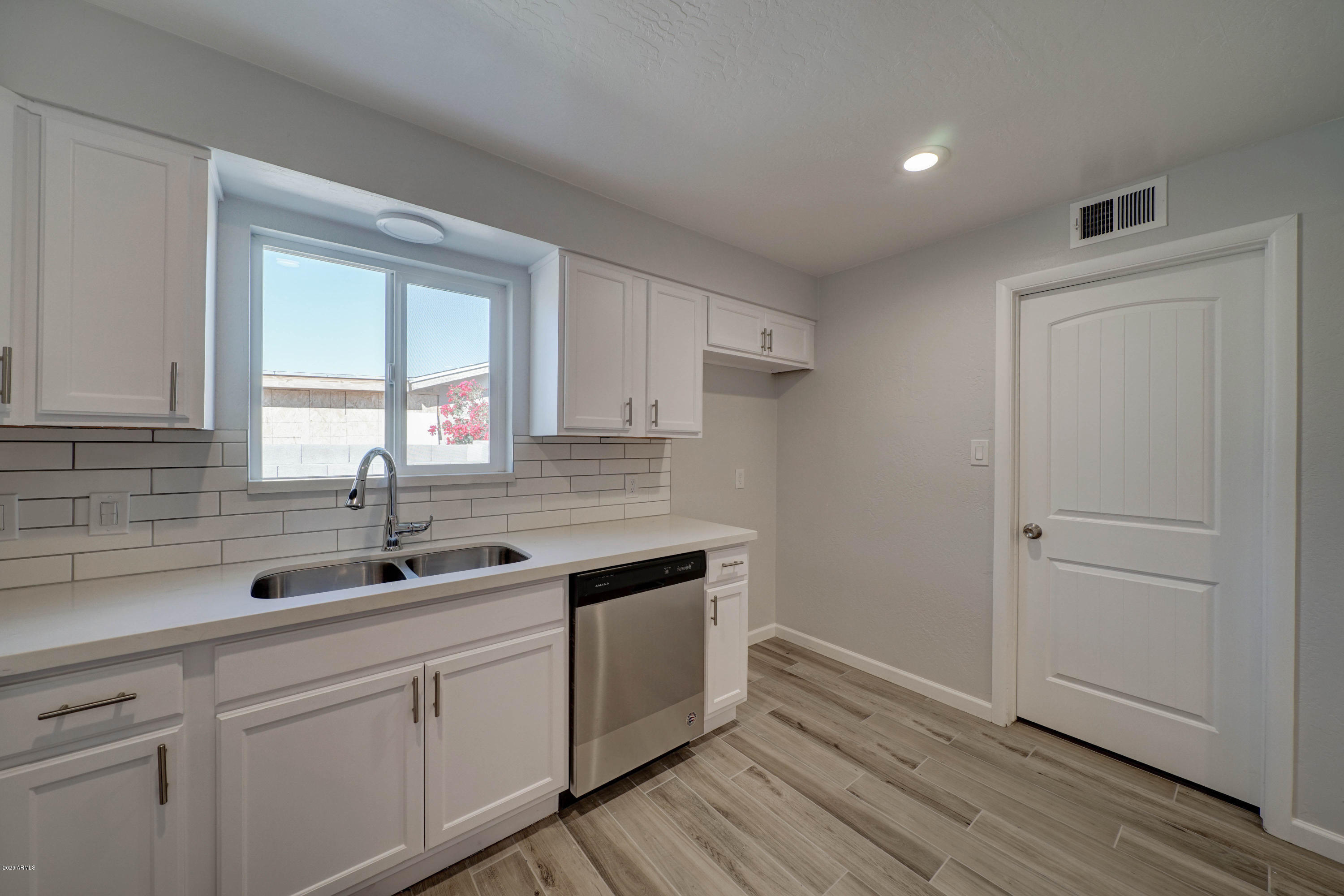 3001 West Cactus Road Phoenix, AZ 85029 - Photo 8 of 34 3001 W Cactus Rd-8