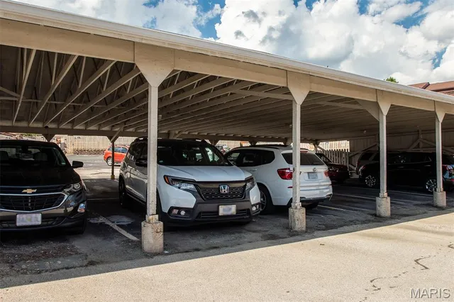 $139,900 | 4347 Chateau De Ville Drive, Unit G, St. Louis, MO 63129